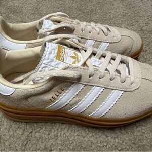 adidas Gazelle Suede Sneakers in Cream and White with Gum Sole 5Y 6W